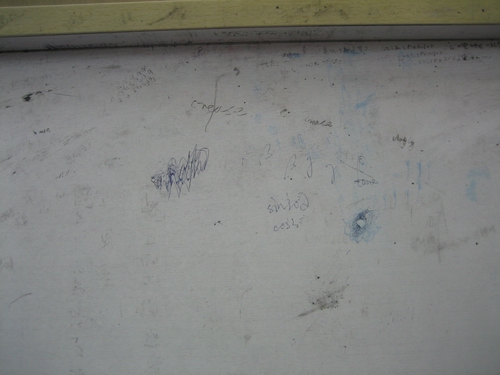 清理前的&ldquo;课桌文化&rdquo;