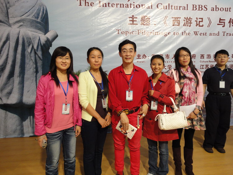 财神捕鱼
研究生与六小龄童合影